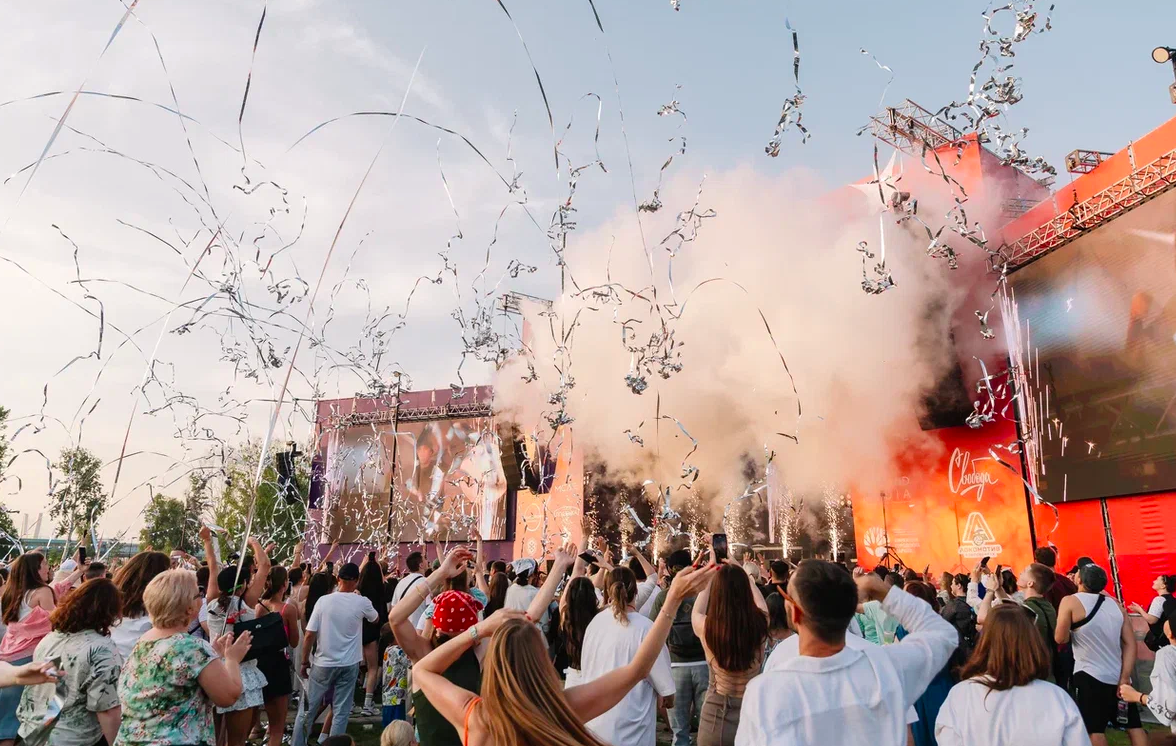 Фото Орали «Сигма-бой» и «А у реки». Опубликованы яркие моменты Черника Music Fest в Новосибирске 50